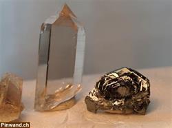 Bild 3: Kristalle Mineralien Rauchquarz Gwindel Rosafluorit Eisenrosen Heilsteine