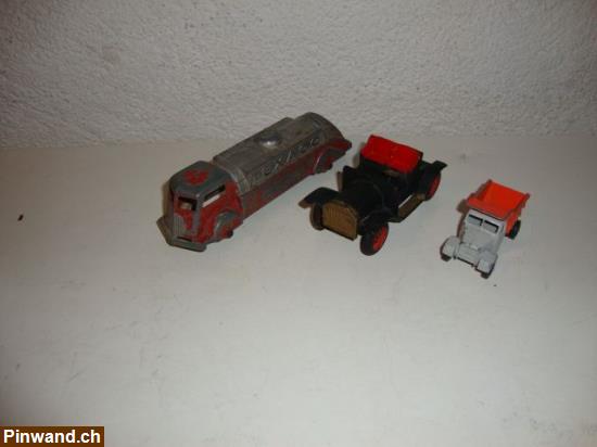 Bild 1: 3 alte Spielzeugautos