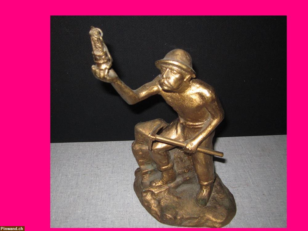Bild 1: Messing Figur Skulptur mann mit laterne und bickel