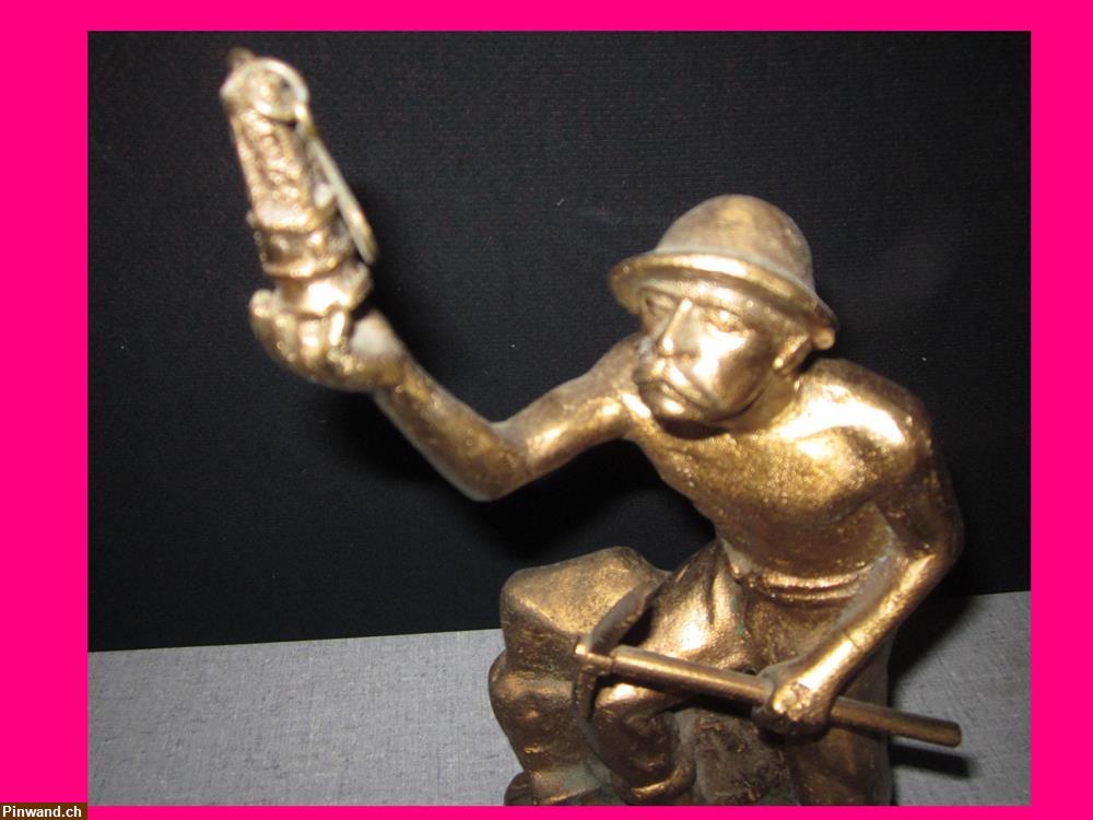 Bild 6: Messing Figur Skulptur mann mit laterne und bickel