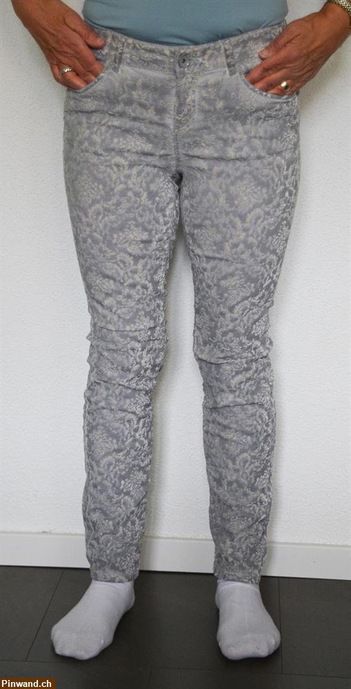 Bild 1: Graue, leichte Damen Hose von Stehmann mit Musterung