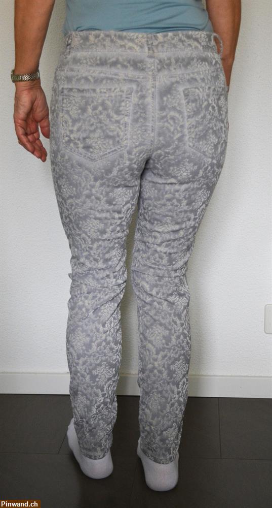 Bild 2: Graue, leichte Damen Hose von Stehmann mit Musterung