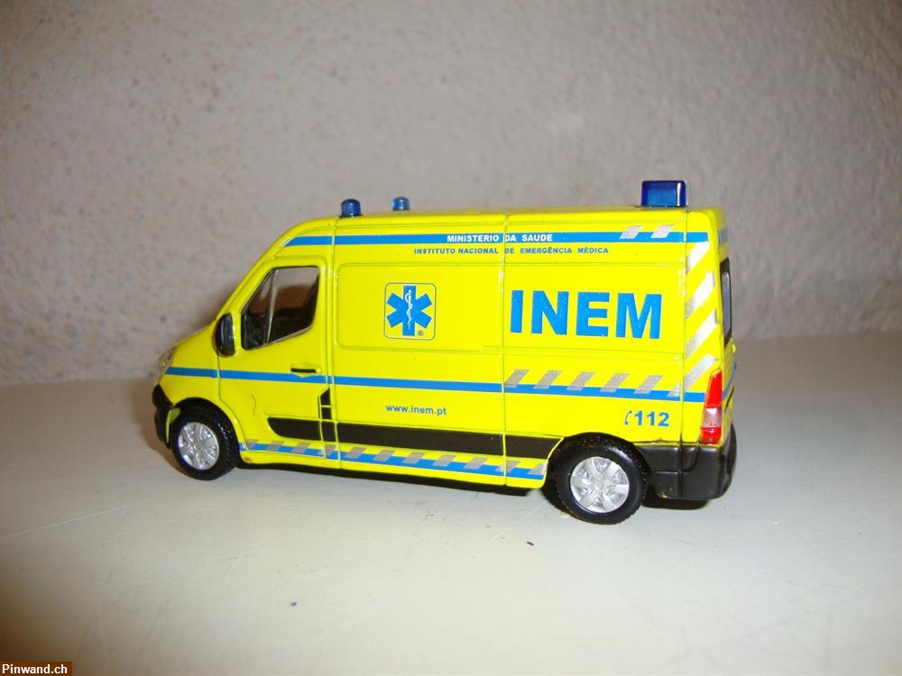 Bild 2: Modellauto Ambulance Renault Master zu verkaufen