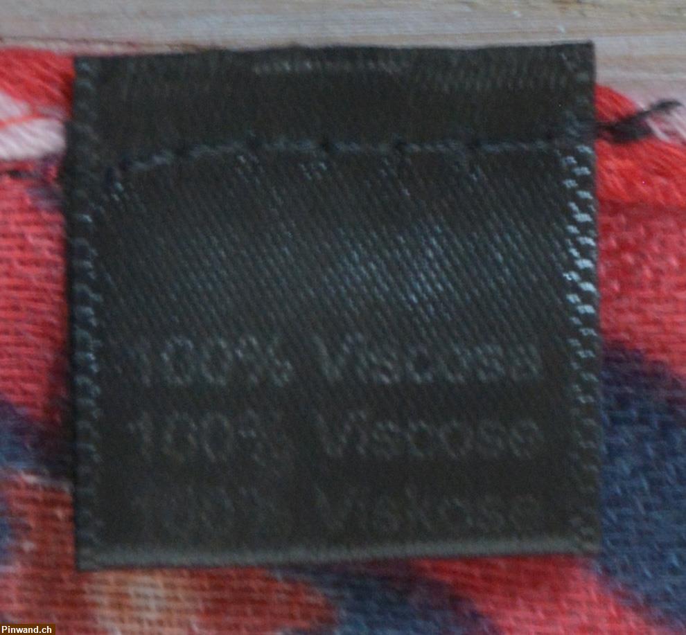 Bild 2: roter Viskose Schal mit unterschiedlichen Quadrat Mustern