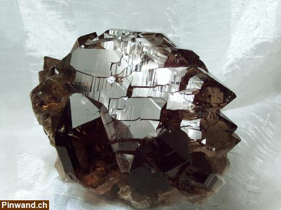 Bild 1: Kristalle Mineralien Rauchquarz Gwindel Rosafluorit Eisenrosen Heilsteine Schweiz aus dem Wallis
