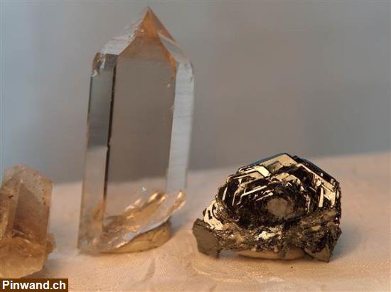 Bild 3: Kristalle Mineralien Rauchquarz Gwindel Rosafluorit Eisenrosen Heilsteine Schweiz aus dem Wallis