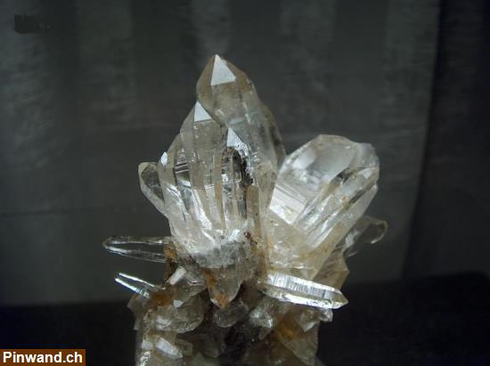 Bild 4: Kristalle Mineralien Rauchquarz Gwindel Rosafluorit Eisenrosen Heilsteine Schweiz aus dem Wallis