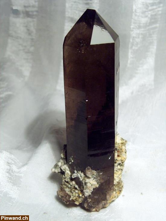 Bild 1: Rauchquarz Morion Gwindel Kristalle Mineralien Strahlen Schweiz aus dem Wallis