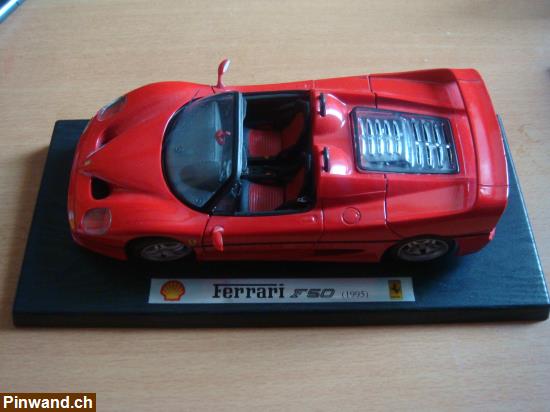 Bild 1: Ferrari F50 (1995) auf Sockel, 1:18