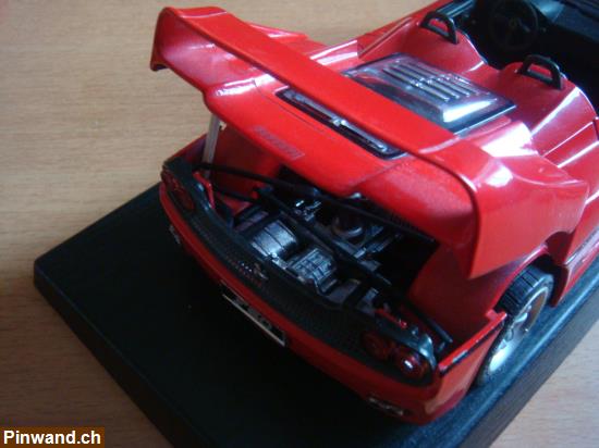Bild 2: Ferrari F50 (1995) auf Sockel, 1:18