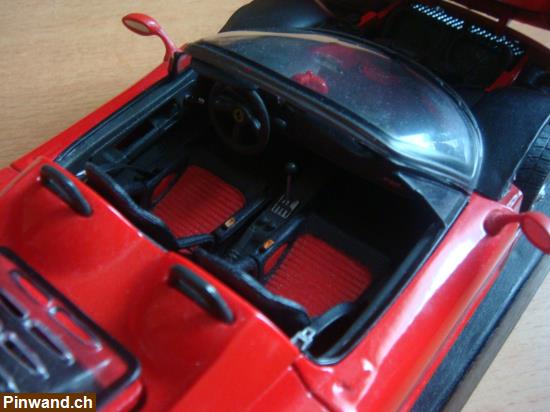 Bild 3: Ferrari F50 (1995) auf Sockel, 1:18