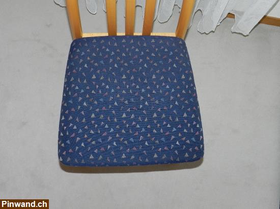 Bild 4: Stuhl Holz hell Esstisch blau fein gemustert 1 Stk.
