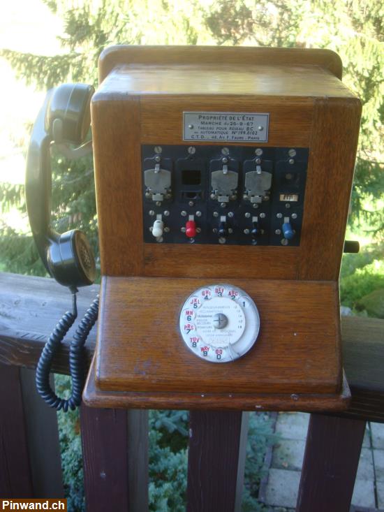 Bild 1: Antiker Telefonverbindungskasten / Telegrafenamt