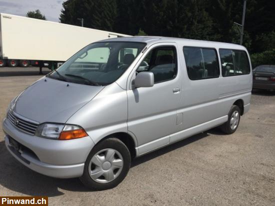 Bild 3: Toyota Hiace oder Toyota Previa.