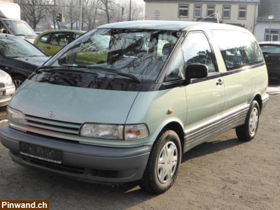 Bild 4: Toyota Hiace oder Toyota Previa.