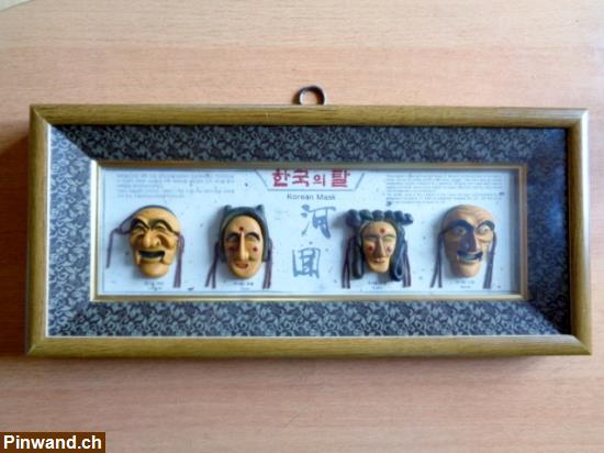 Bild 1: Koreanische Masken unter Glas