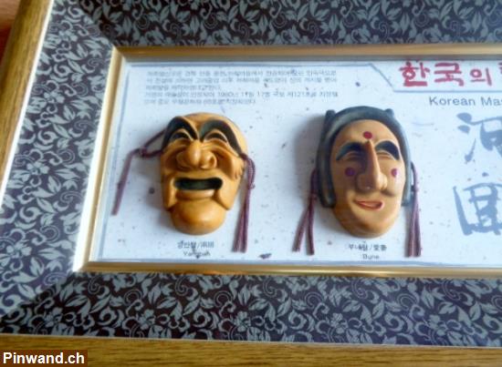 Bild 2: Koreanische Masken unter Glas