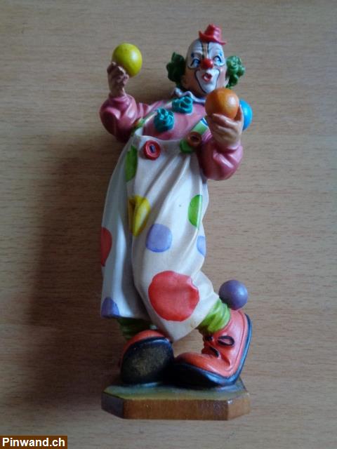 Bild 1: Wood Carvings (Holzschnitzereien) / Jonglierender Clown