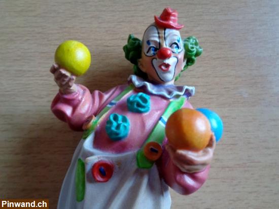 Bild 2: Wood Carvings (Holzschnitzereien) / Jonglierender Clown