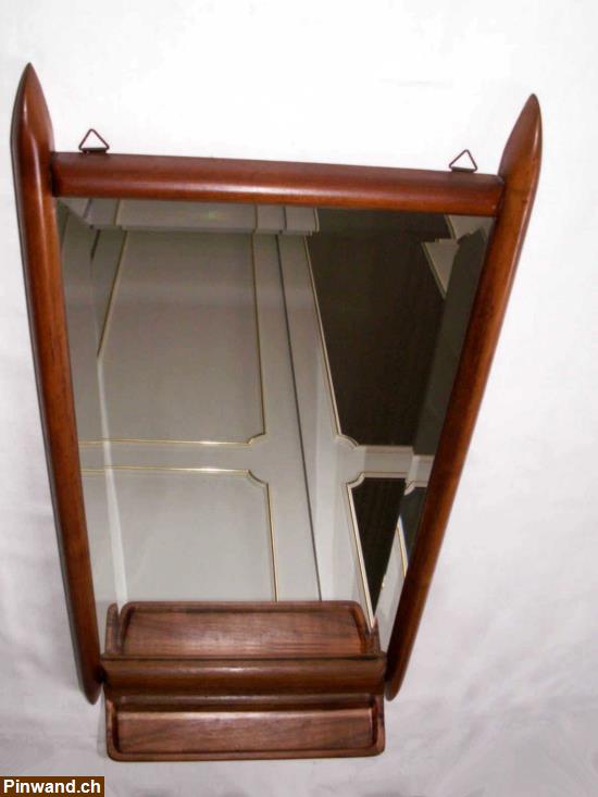 Bild 1: Spiegel aus Holz uralt