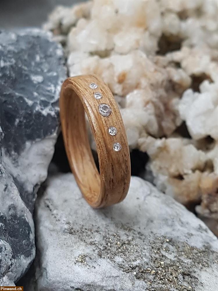 Bild 1: Holzring Edelkastanie mit Cubik Zirkonias (Fingerring