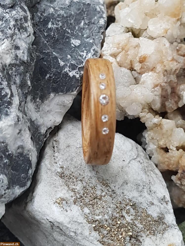 Bild 2: Holzring Edelkastanie mit Cubik Zirkonias (Fingerring