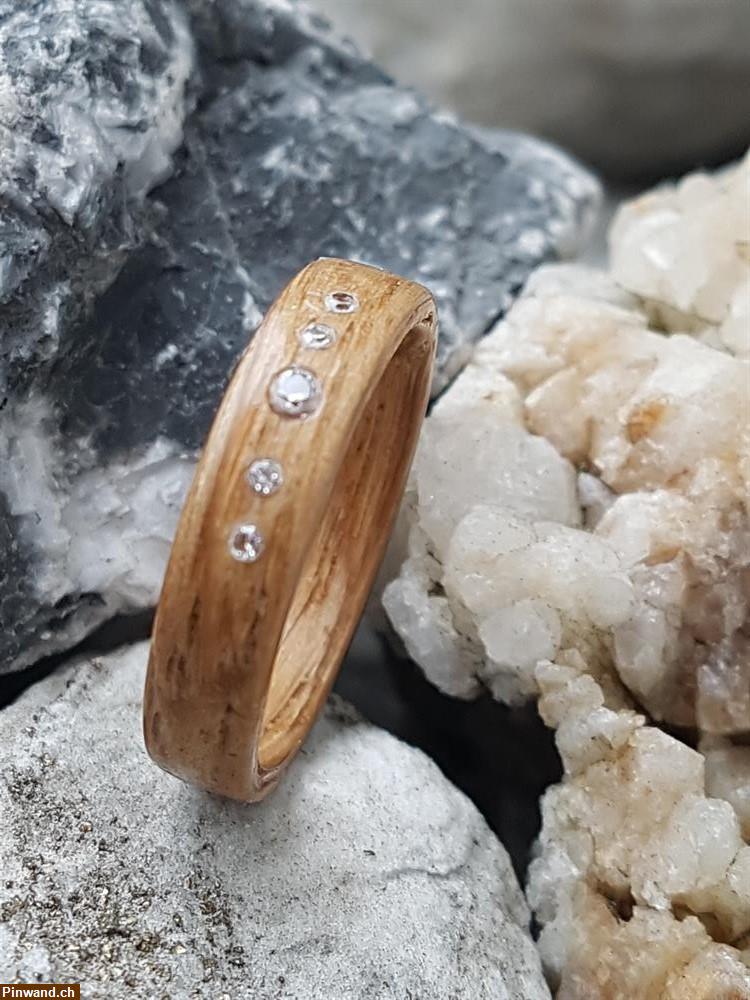 Bild 3: Holzring Edelkastanie mit Cubik Zirkonias (Fingerring