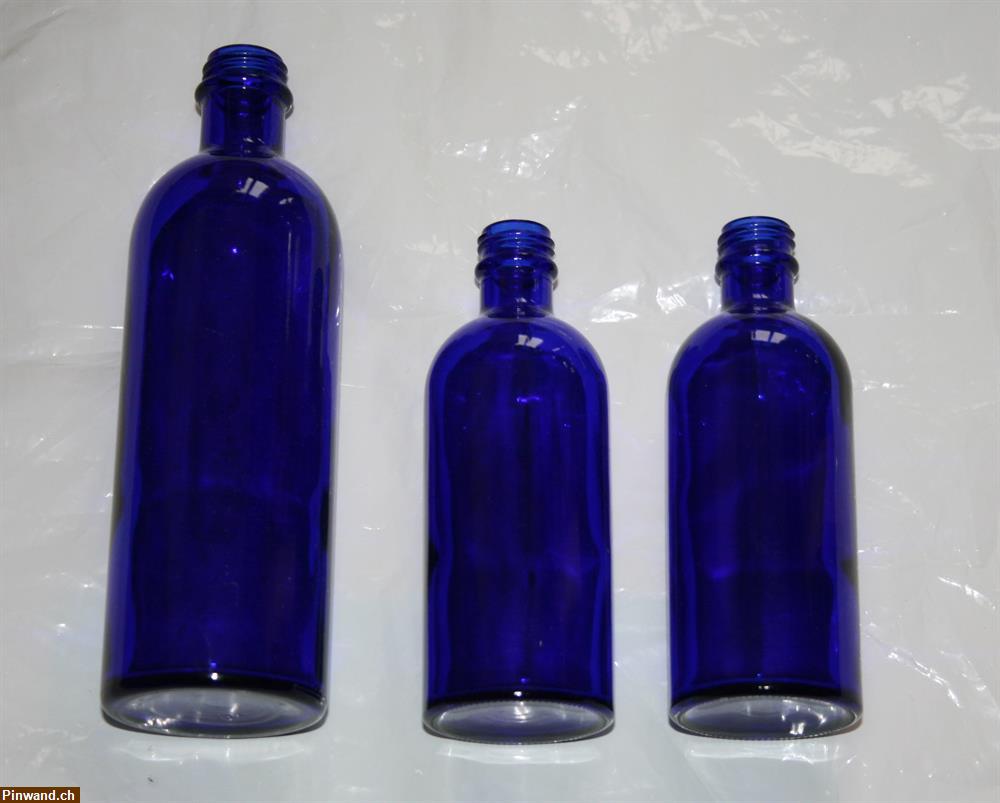 Bild 1: Glasflaschen in blau