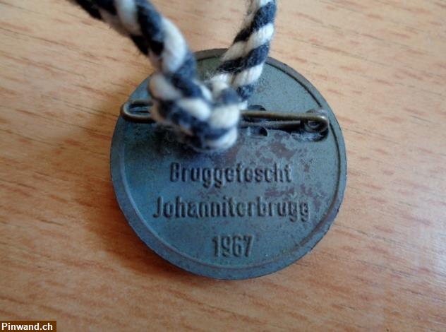 Bild 5: Johanniter Bruggefescht 1967 (Tontrinkgefäss + Medaille)