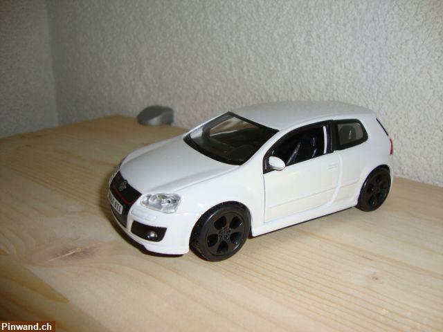 Bild 1: VW Golf GTI aus Metall im Masstab 1:32 Modellauto