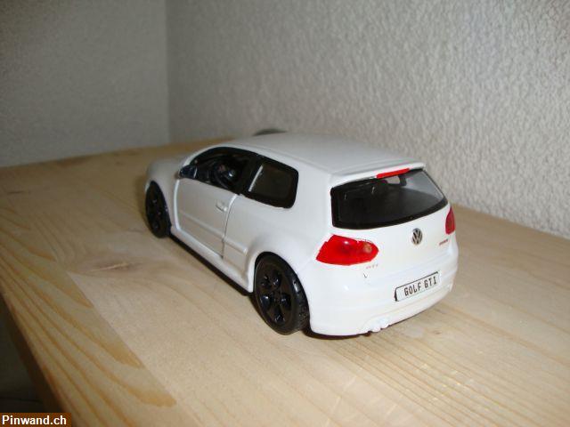 Bild 2: VW Golf GTI aus Metall im Masstab 1:32 Modellauto