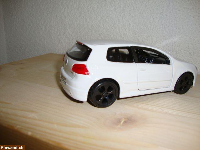 Bild 3: VW Golf GTI aus Metall im Masstab 1:32 Modellauto