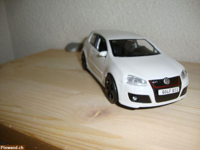 Bild 4: VW Golf GTI aus Metall im Masstab 1:32 Modellauto