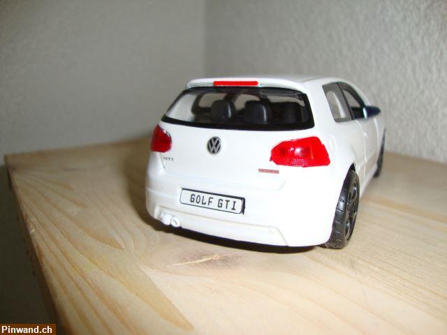 Bild 6: VW Golf GTI aus Metall im Masstab 1:32 Modellauto