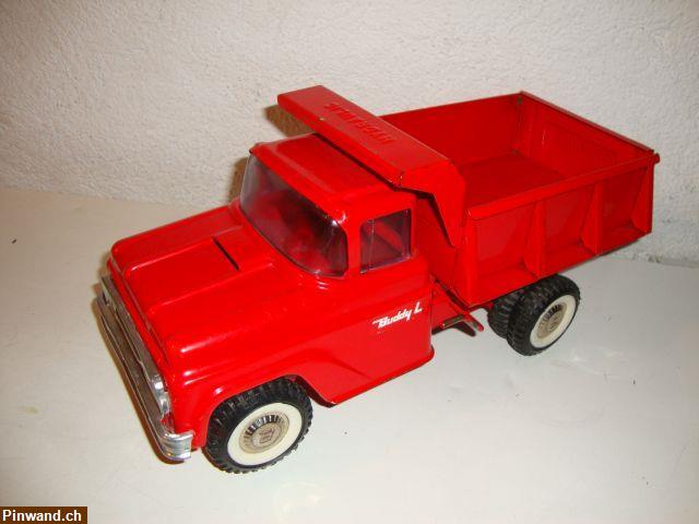 Bild 1: Roter Buddy L Truck Modell, 35cm Länge