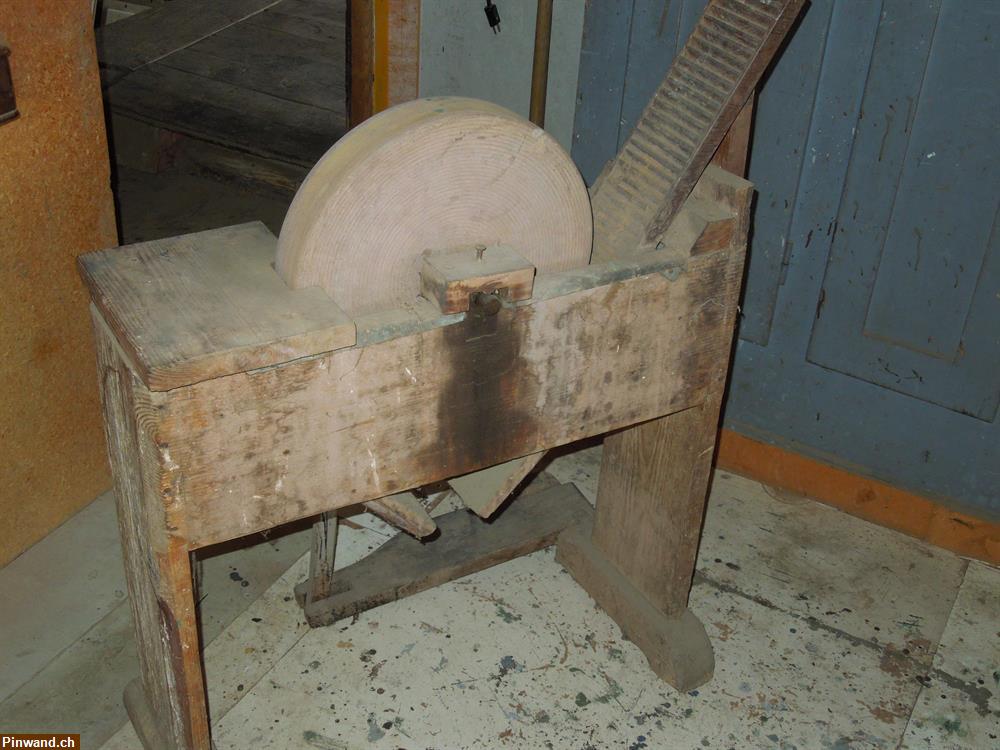 Bild 2: Schleifmaschine(Sandstein)  zum Treten