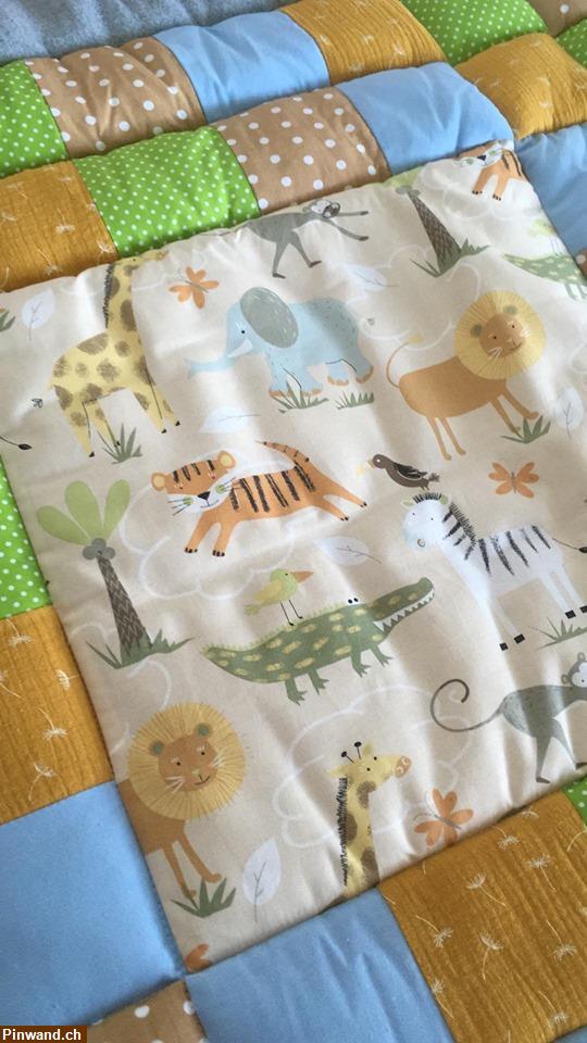 Bild 2: Krabbeldecke mit Name und Herzanhänger Handarbeit