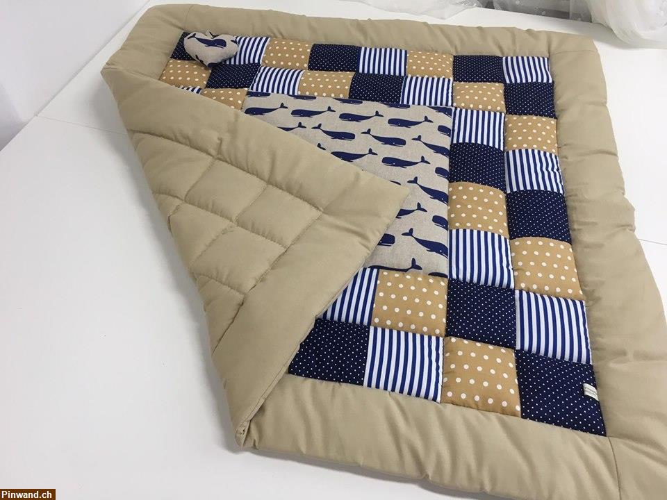 Bild 3: Krabbeldecke mit Name und Herzanhänger Handarbeit