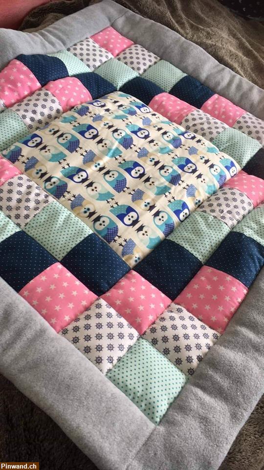 Bild 4: Krabbeldecke mit Name und Herzanhänger Handarbeit