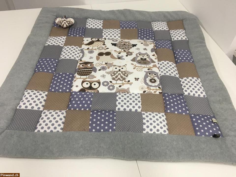 Bild 7: Krabbeldecke mit Name und Herzanhänger Handarbeit
