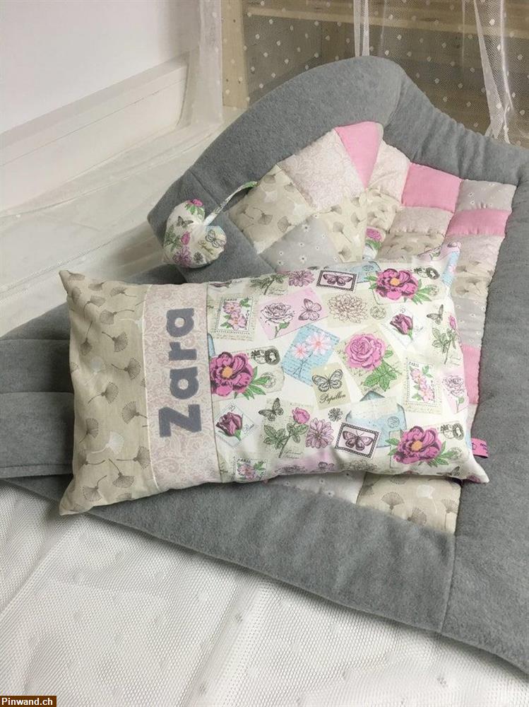 Bild 9: Krabbeldecke mit Name und Herzanhänger Handarbeit