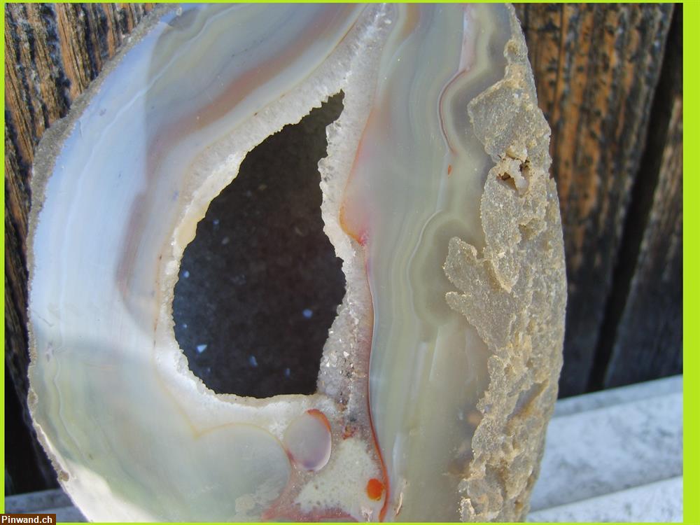 Bild 7: Edelstein Mineral mit Kristall