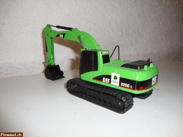 Bild 4: Caterpillar 325CL Arbogast aus Metall im Massstab 1:50