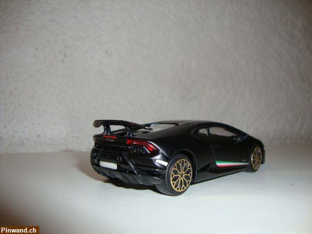 Bild 2: Lamborghini Huracan Performante aus Metall im Massstab 1:43