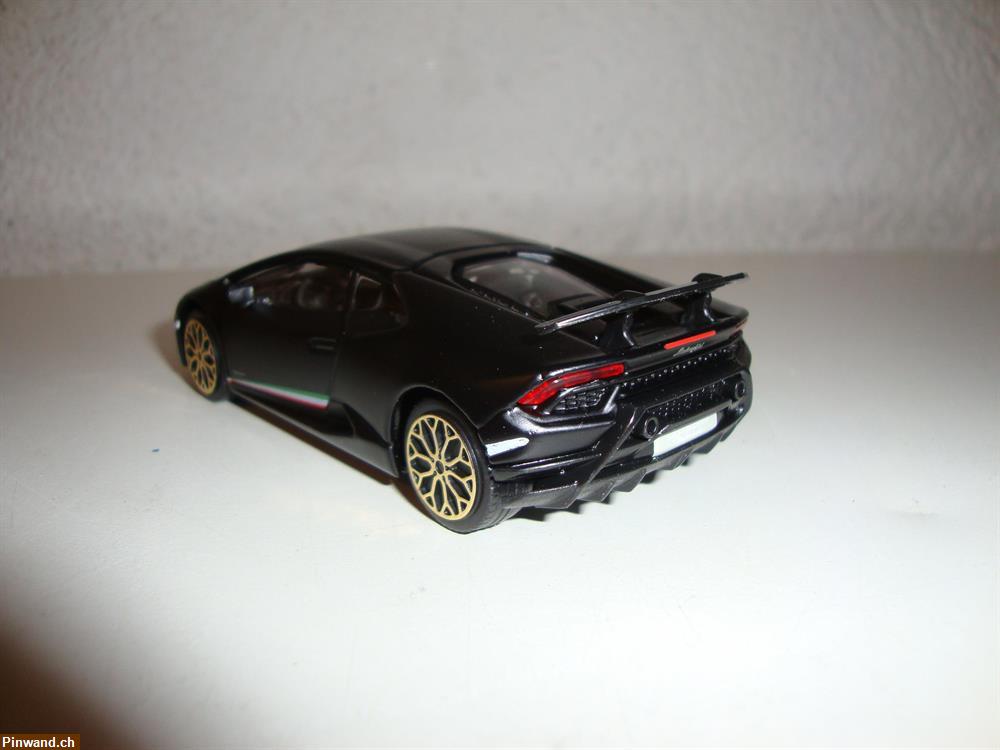 Bild 4: Lamborghini Huracan Performante aus Metall im Massstab 1:43