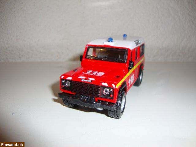Bild 2: Feuerwehr 118 Land Rover Defender 110 aus Metall, Masstab 1:47