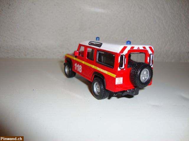 Bild 3: Feuerwehr 118 Land Rover Defender 110 aus Metall, Masstab 1:47