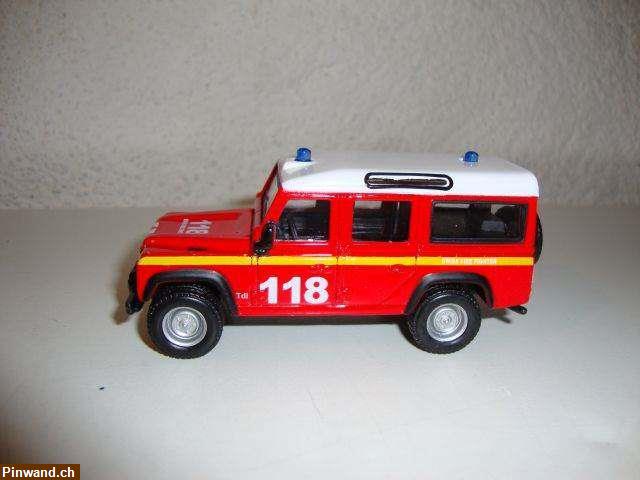 Bild 4: Feuerwehr 118 Land Rover Defender 110 aus Metall, Masstab 1:47