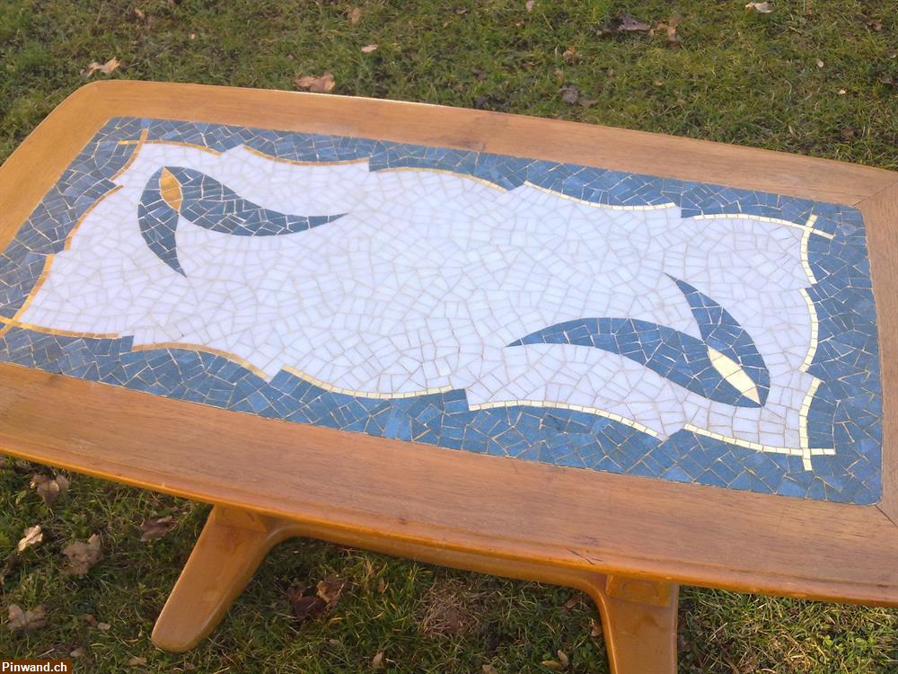 Bild 2: Salontisch aus Massivholz mit Mosaiksteinen zu verkaufen