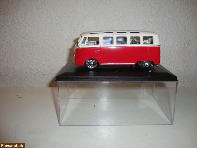 Bild 1: VW Bus van Samba rot/weiss aus Metall im Masstab 1:32